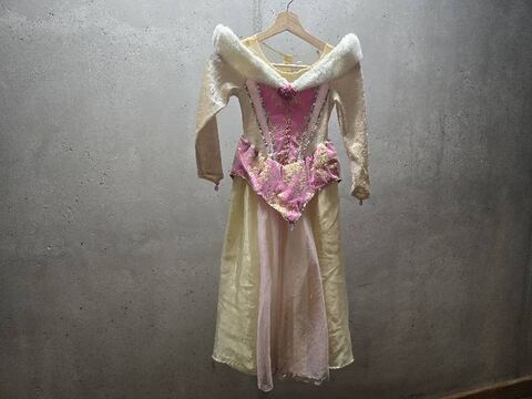 Déguisement robe Renaissance jaune rose avec col fourrure
