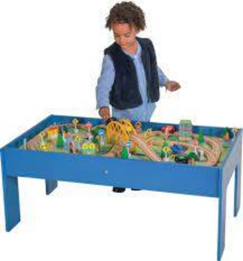 Circuit train avec table